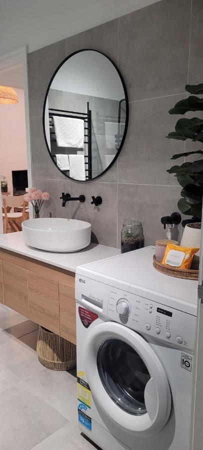 Boutique Beach House In The Heart Of St. Kilda เมลเบิร์น ภายนอก รูปภาพ